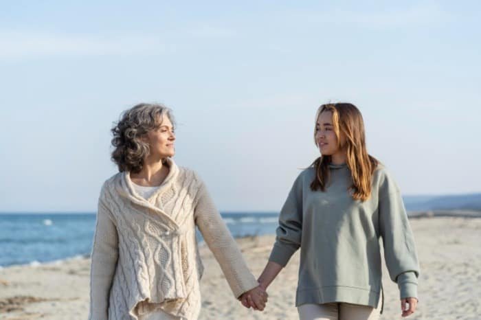 On various occasions, give your mother-in-law flowers or greeting cards and speak affectionate words to her. Avoid using formal and cold language and express your sentiments with warmth.