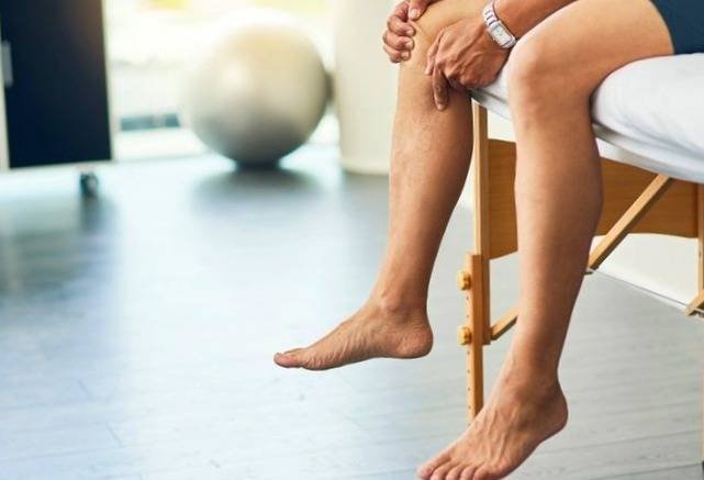 Swelling in the calves and feet is a sign of heart problems