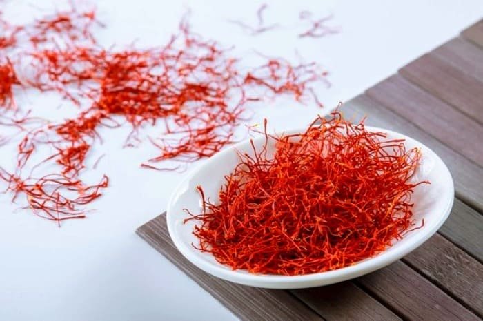 Consuming saffron