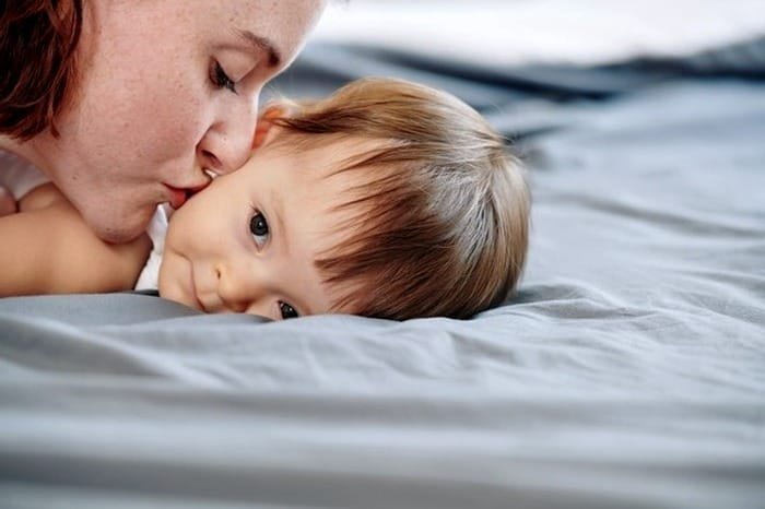 Kissing children