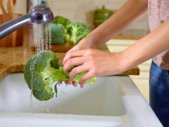 proper washing of broccoli