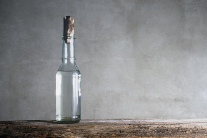 White vinegar for cleaning the moka pot