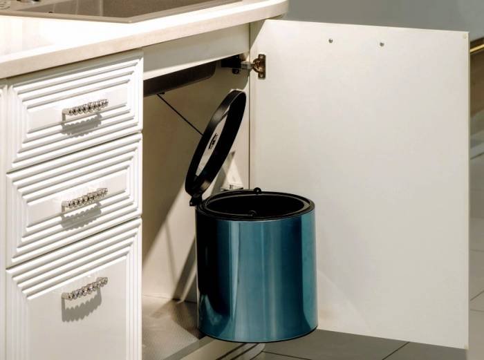 Trash bin
