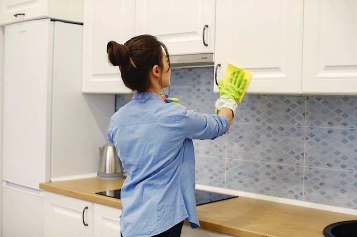 Washing dirty dishes Washing dishes