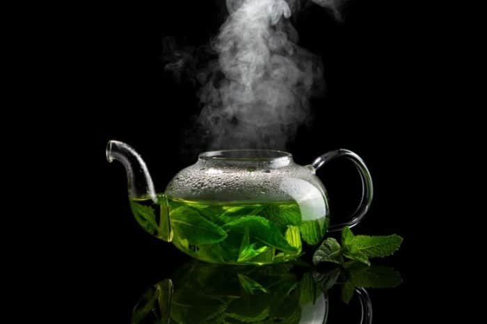 Using mint tea for reducing excess hair