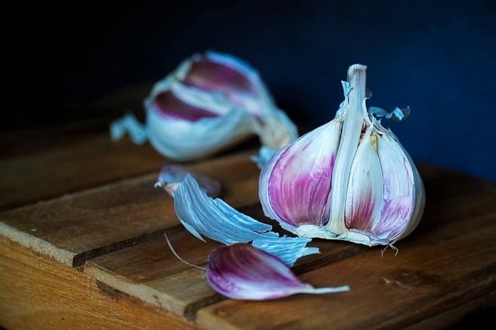 Eating raw garlic