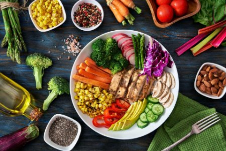 Drinking enough water helps keep the body hydrated and reduces headaches. Diet for migraine management, prevention of migraines through nutrition