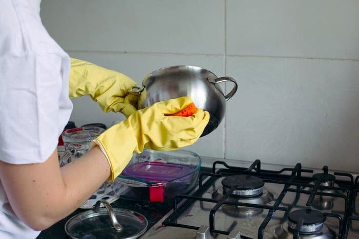 How to wash ceramic dishes