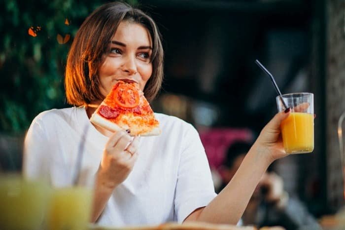 Risks of consuming drinks with meals for the stomach