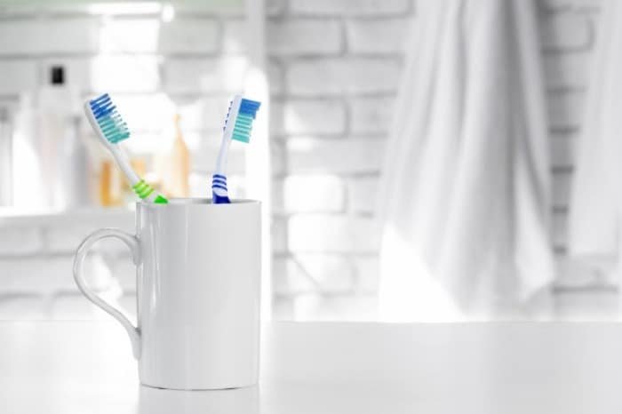 Cleaning the toothbrush