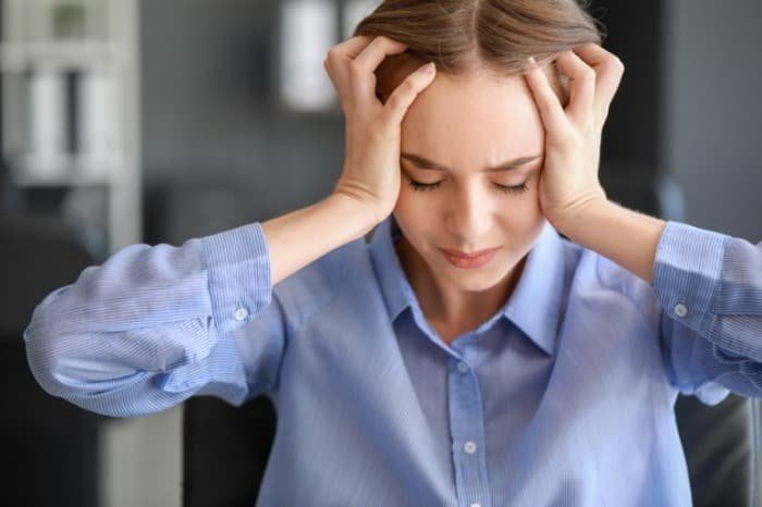 Stomach pain is one of the symptoms of folic acid deficiency.