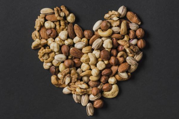 Reducing cholesterol with nuts