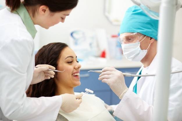 Cosmetic dentist