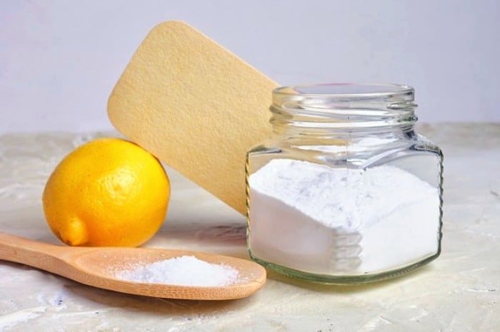 Cleaning ceramic pots with baking soda